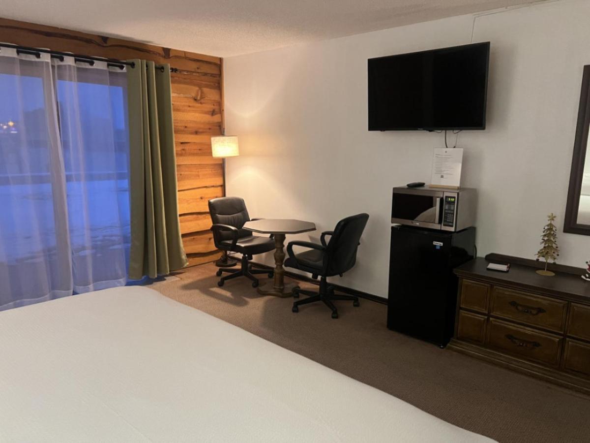 Bridge Inn Tomhawk - 2Nd Floor, 1 King Size Bed, Balcony, River View Tomahawk Kültér fotó
